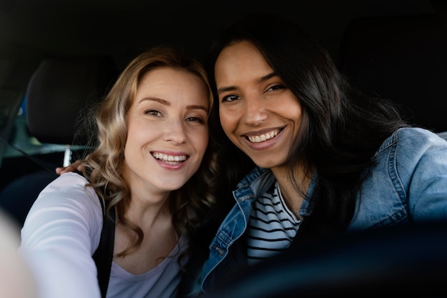 Frauen machen ein Selfie im Auto