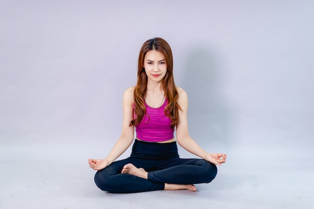 Frauen machen Yoga für die Gesundheit Übung im Raum Konzept der Gesundheitsversorgung und guter Form
