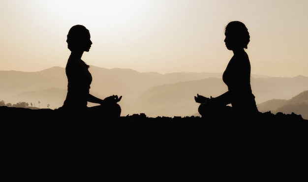 Frauen machen Yoga in der Natur