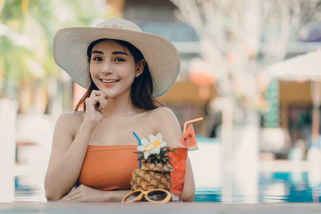 Frauen mit Bikini genießen Sommerferien