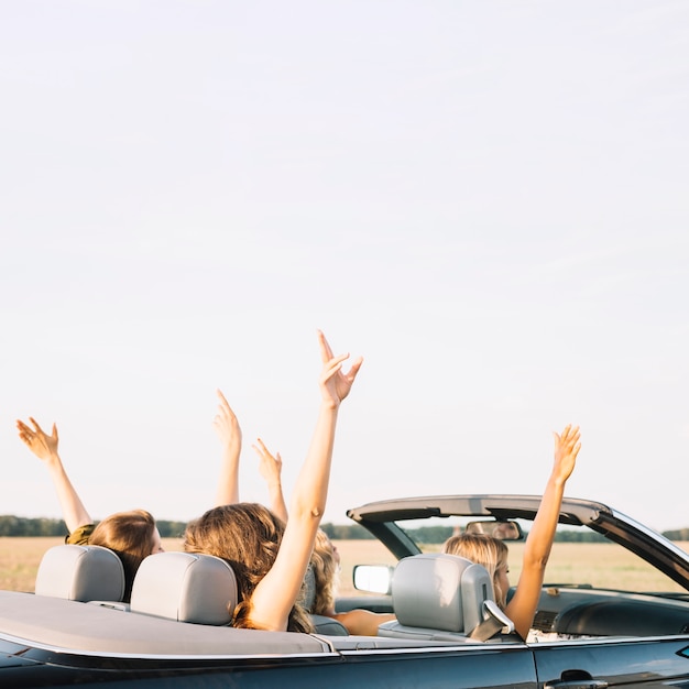 Frauen mit dem Auto