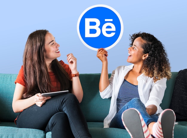 Frauen mit dem Behance-Logo
