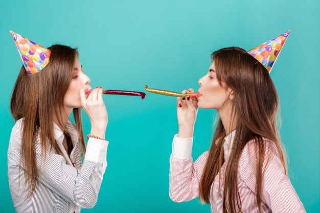 Frauen mit Geburtstagshut auf blauem Hintergrund