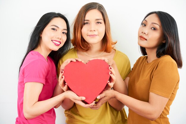 Frauen mit großem Herzen. Valentinstag Konzept