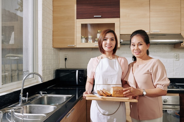 Frauen mit hausgemachtem Brot