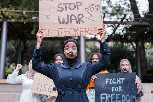 Frauen mit Hijab, die gegen den Krieg und für die Menschenrechte protestieren Konzept Stoppen Sie den Krieg Frieden
