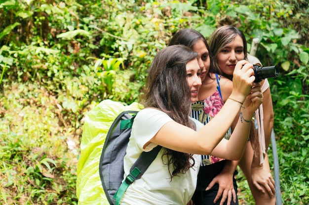 Frauen mit Kamera im tropischen Wald