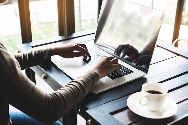 Frauen mit Laptop-Computer