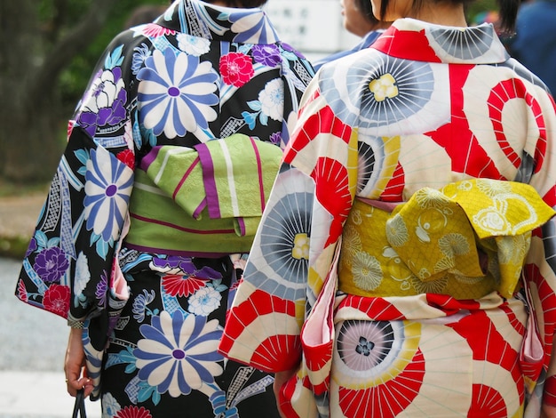 Foto frauen mit mittlerer körpergröße in kimono