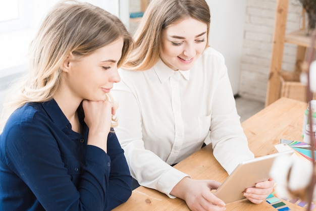 Frauen mit Touchpad