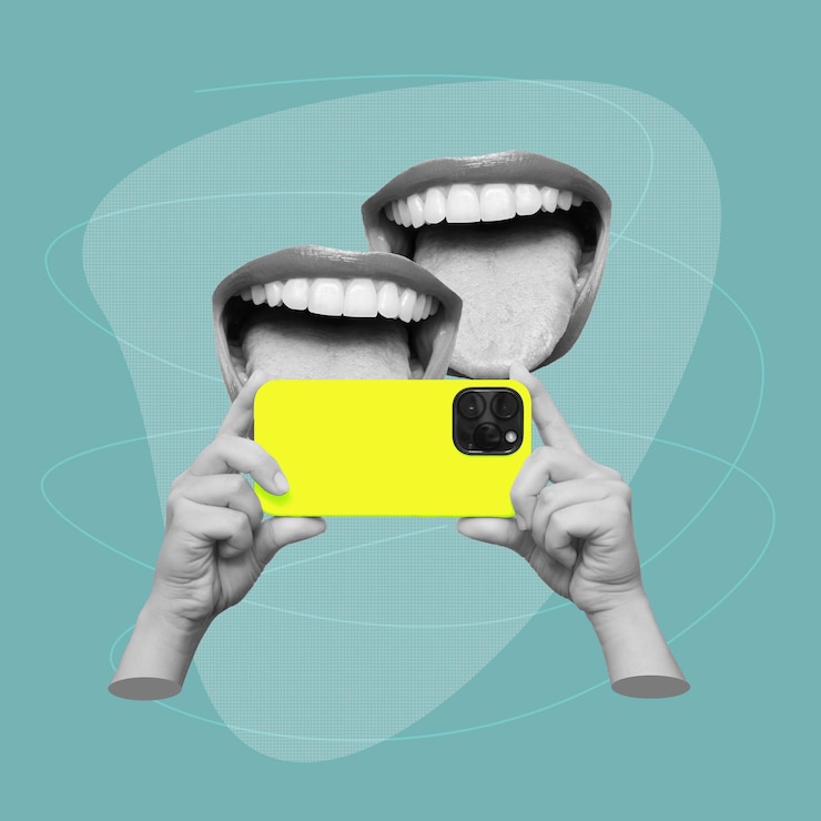 Foto frauen mit weit geöffneten mündern und zungen, die ihr mobiltelefon halten und lachen, während sie sich lustige videos ansehen