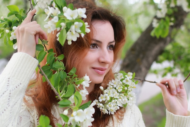 Frauen mit Zweigapfelblume