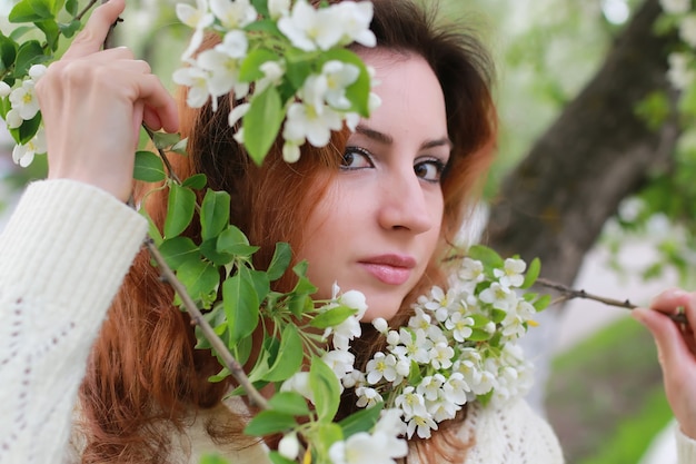 Frauen mit Zweigapfelblume