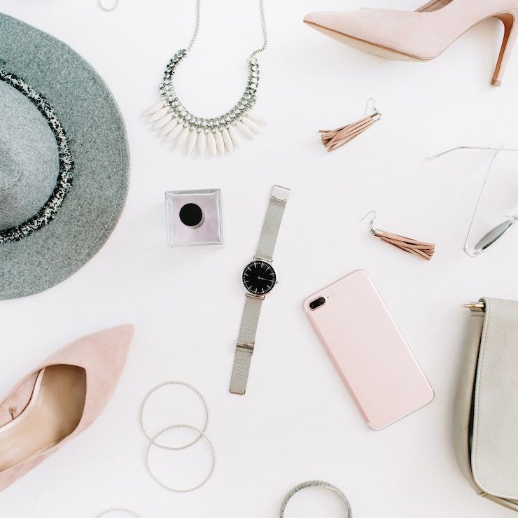 Foto frauen moderne modekleidung und accessoires auf dem schreibtisch. flacher weiblicher casual-style-look. ansicht von oben