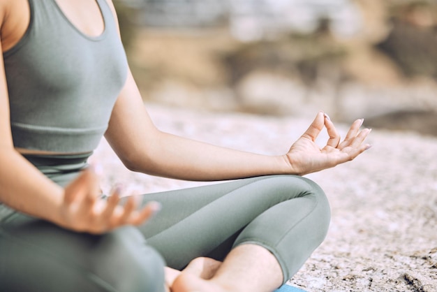 Frauen-Mudra-Hände und Strandmeditation für psychische Gesundheit, Chakra-Balance oder geistiges Wohlbefinden. Zoom-Zen oder ruhiger Yogi in Lotus-Pose