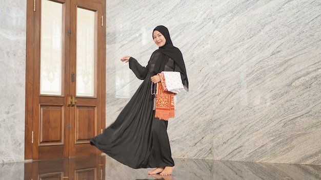Frauen nach der Anbetung sehen wunderschön aus in schwarzer muslimischer Kleidung