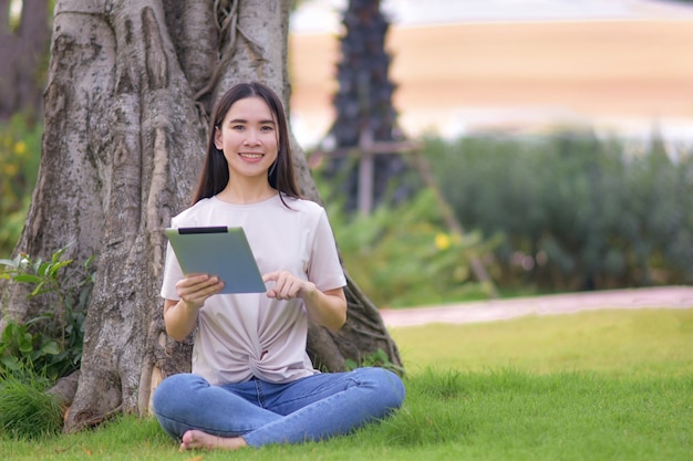 Frauen nutzen Tablet-Shopping online sitzen Stadtpark