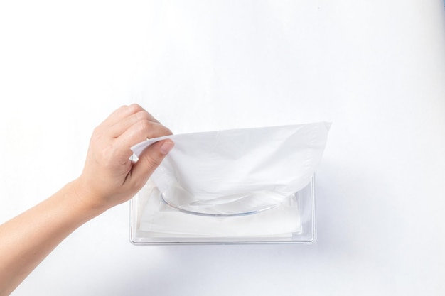 Frauen pflücken Serviette oder Seidenpapier von Hand aus der Tissue-Box