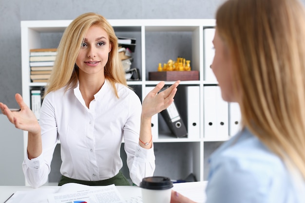 Frauen reden im Büro