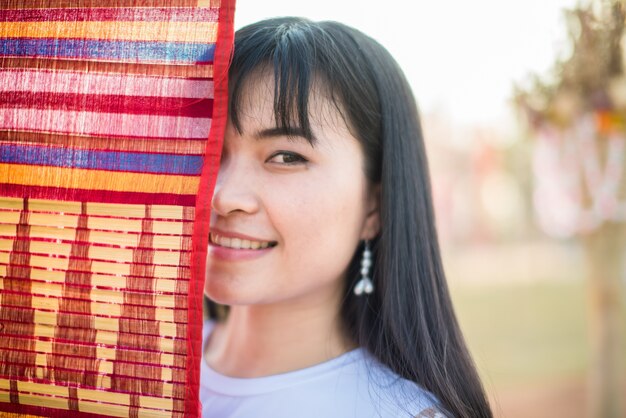 Frauen-Reise um Tung-Flaggenfestival in Phra That Ya Khu-Pagode bei Kalasin, Thailand