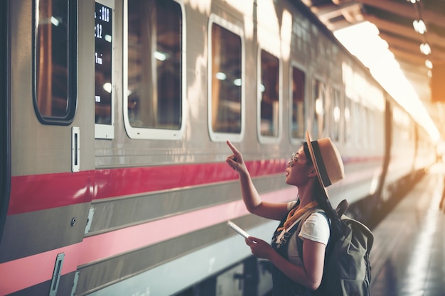 Frauen reisen am Bahnhof für eine Sommerreise, Reiseideen.