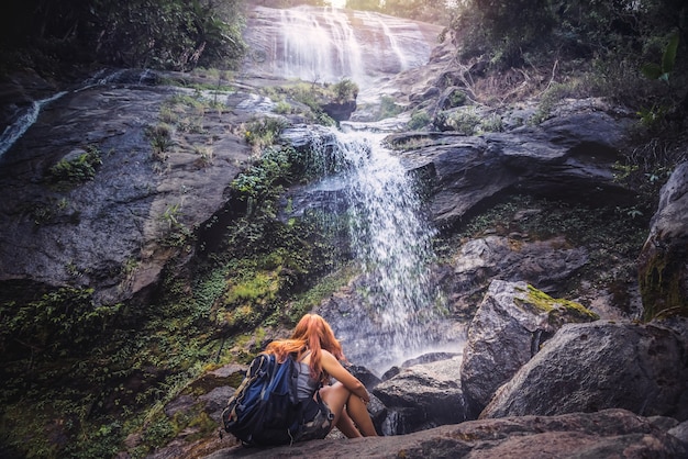 Frauen reisen. Frau Asien Reisende Reisen Natur Wälder, Berge, Wasserfälle