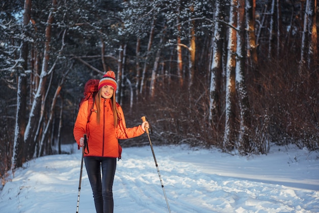 Frauen-Reisender mit dem Rucksack, der die aktiven Ferien des Reise-Lebensstil-Abenteuers im Freien wandert. Schöner Landschaftswald