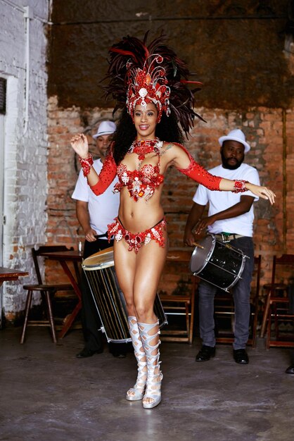 Foto frauen samba-tänzerin und glücklich auf der karnevalsbühne und band mit modekultur und kreativität im nachtclub mädchen und menschen tanzen mit musik trommeln und tradition für feiern in rio de janeiro