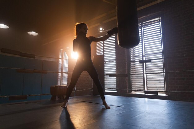 Frauen-Selbstverteidigung, Girl-Power, starke Kämpferin, Training, Schläge auf Boxring, gesunder, starker Gi