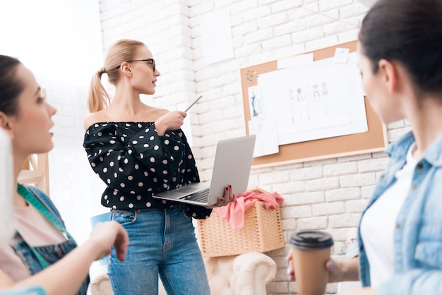 Frauen sind glücklich und modisch im Arbeitszimmer.