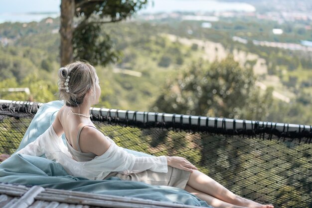 Frauen sitzen auf der Netzstadt und blicken auf das Meer