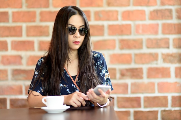 Frauen sitzen und warten an Holztischen im Café.