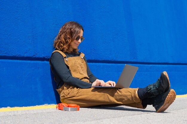 Frauen Sonnenbrillen Computerkopfhörer Straße