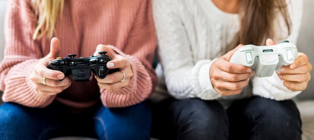 Frauen spielen zusammen Videospiele