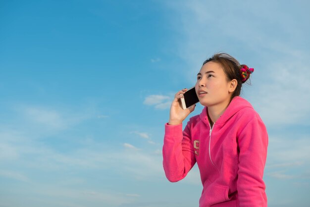 Frauen sprechen mit Freunden über Handy.