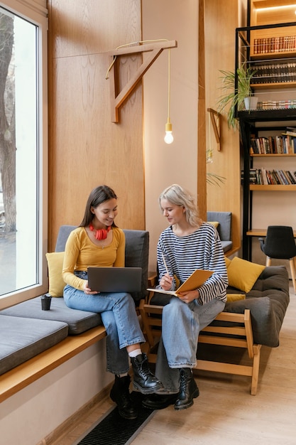 Foto frauen sprechen über startups