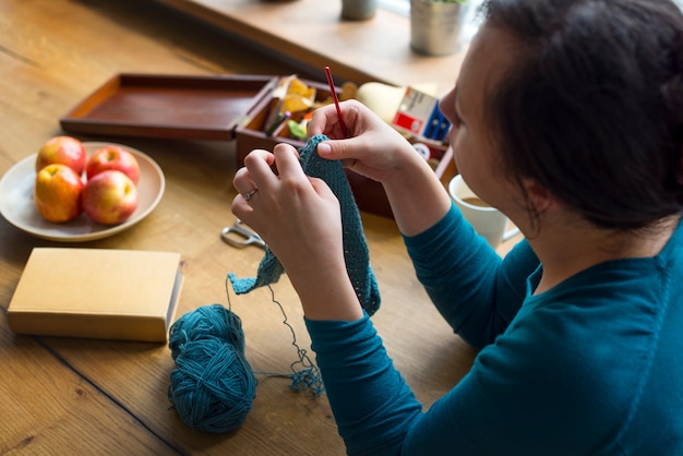 Frauen-strickendes Handwerks-Hobby selbst gemacht