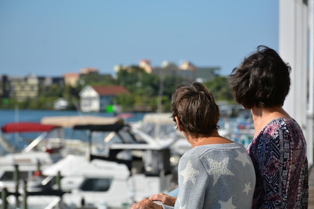 Frauen suchen Boote, die am Hafen festgemacht sind