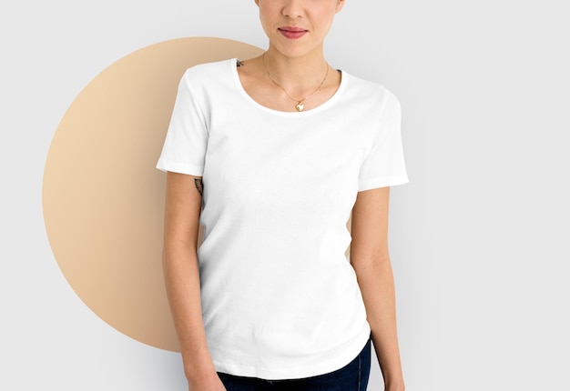 Frauen-T-Shirt PNG-Mockup bearbeitbare Kleidung durchsichtiges Design