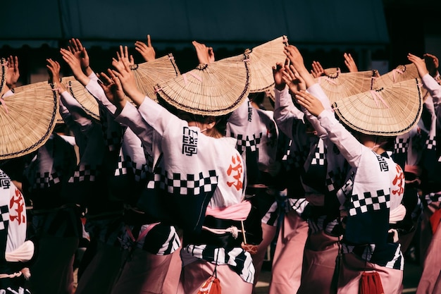 Foto frauen tanzen mit erhobenen armen während des awa-tanzfestivals