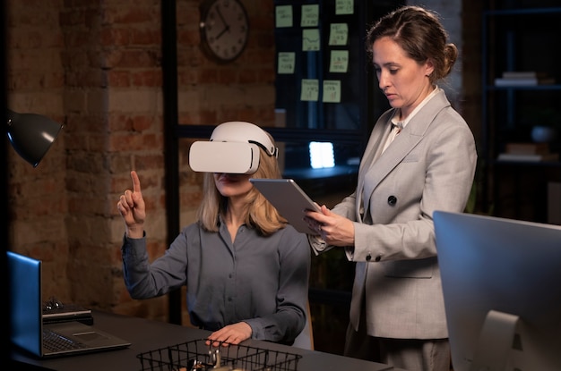 Frauen testen VR-Brille