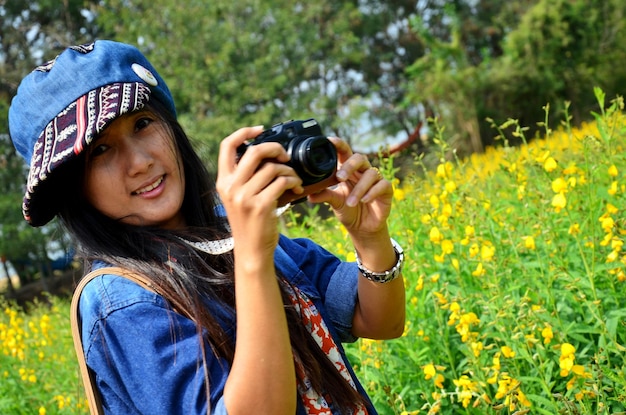 Frauen Thai Portrait auf Crotalaria juncea Feld von Jim Thompson Farm auf dem Land in Nakhon Ratchasima Thailand