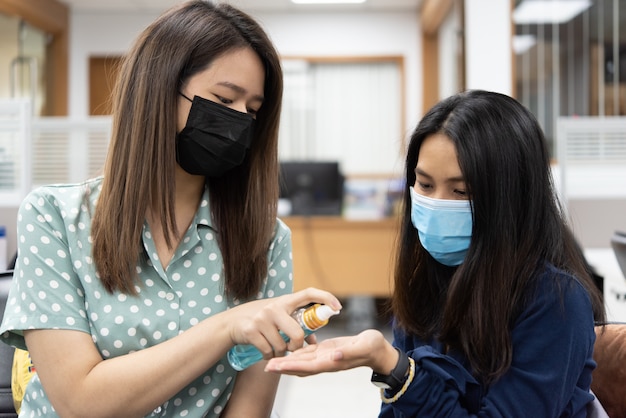 Frauen tragen Maskenschutz Epidemie Grippe covid19