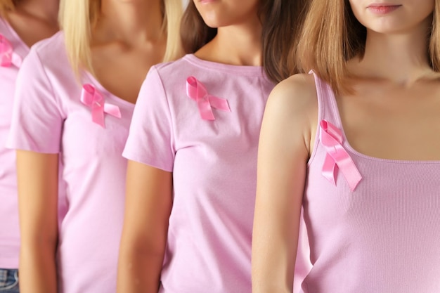 Frauen tragen rosa Schleifen zur Aufklärung über Brustkrebs