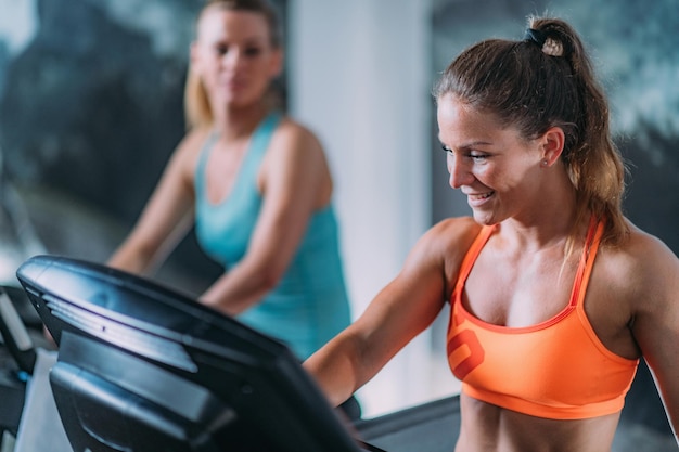 Frauen trainieren auf dem Laufband