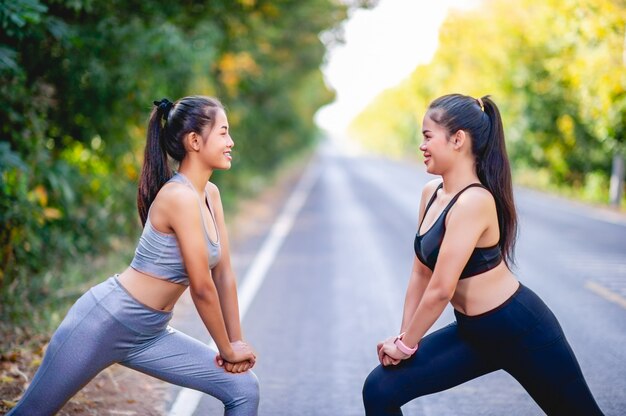 Frauen trainieren glücklich für eine gute Gesundheit. Übungskonzept