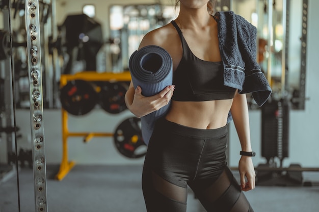 Frauen trainieren mit Yoga, um Gewicht zu verlieren Frauen, die Sportkleidung tragen und für die Ernährung trainieren