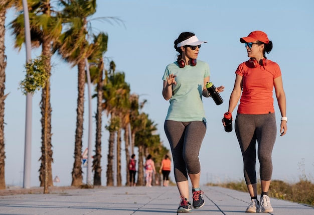 Frauen treiben Sport auf der Straße