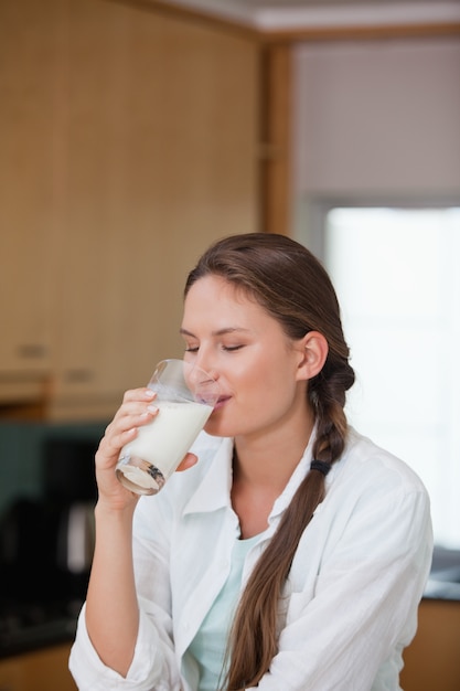 Frauen trinken ein Glas Milch