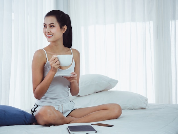 Frauen trinken Kaffee im Bett